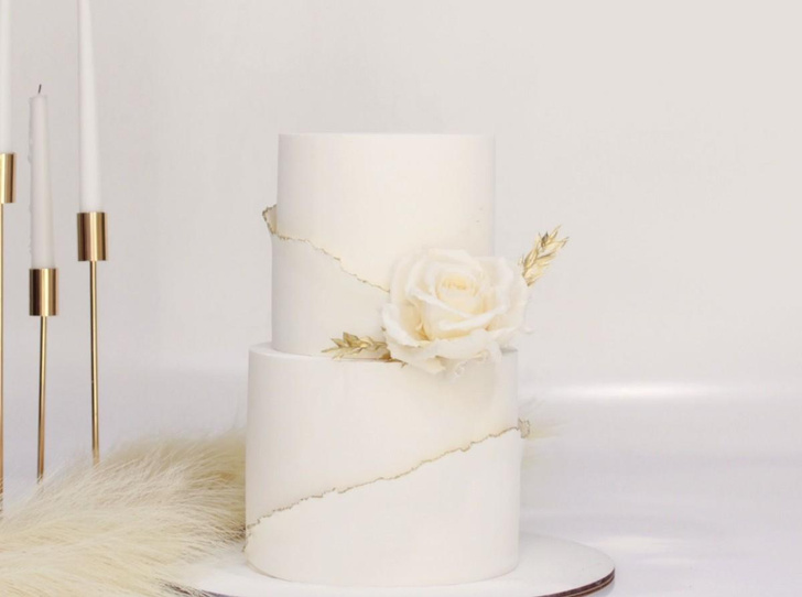 Лепестки, крылья бабочек или кружево: какой декор выбрать для свадебного торта