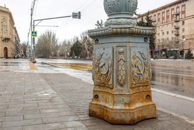 Новые лавочки и фонари на Аллее Героев заржавели в Волгограде