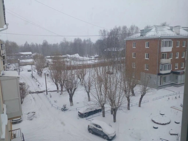 Сходная погодная ситуация наблюдалась в Серове в прошедшие выходные, когда город накрыл сильный снегопад. | Источник: читатель E1.RU