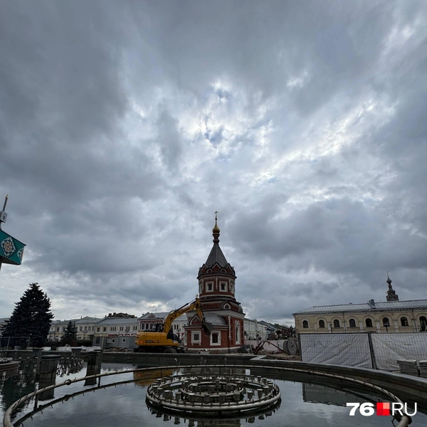 Фонтан на площади у правительства уже выключили | Источник: Александр Куренной / 76.RU
