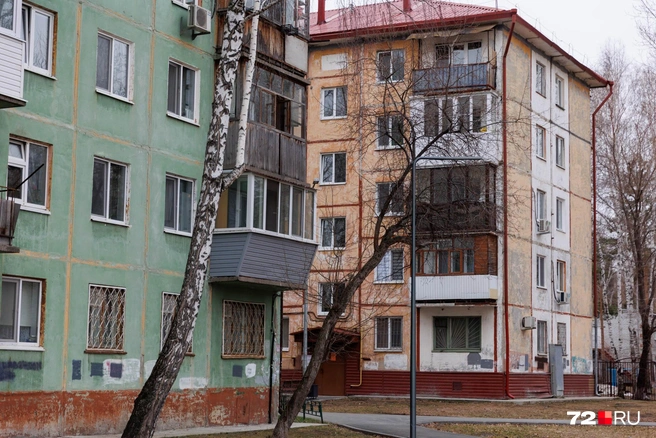 Когда-то дома внешне были как братья-близнецы. Но капремонты фасадов, завершенные относительно недавно, сделали свое дело | Источник: Ирина Шарова / 72.RU