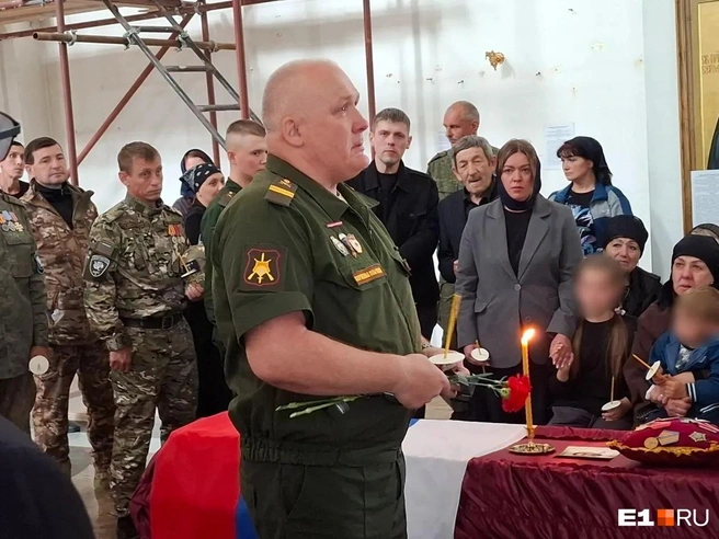 Бойцы не могли сдержать слез, когда говорили о своем командире | Источник: Евгений Кошек / E1.RU