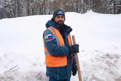 Бывший айтишник из Индии убирает снег в Петербурге