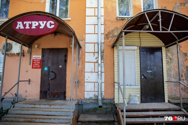 В пожаре пострадали два коммерческих помещения: продуктовый «Атрус» и сервис по микрозаймам | Источник: Кирилл Поверинов