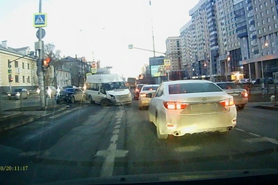 Авария в центре Екатеринбурга: легковушка столкнулась с микроавтобусом