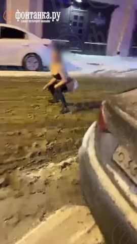 женщина на улице гадит На Думской девушка мочилась прямо на проезжей части — очевидцы снимали на  видео, январь 2023 года - 18 января 2023 - ФОНТАНКА.ру