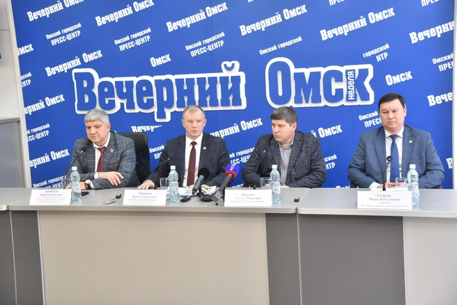 Оплачивая услугу безналом, омичи сегодня экономят по 7 рублей с каждой поездки | Источник: Сергей Сапоцкий