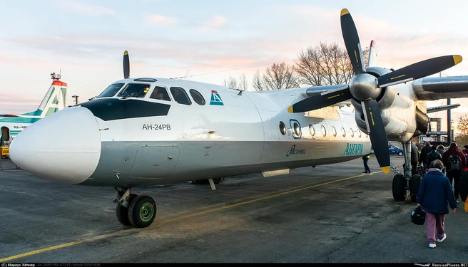А вот Ан-24 уже стал собственностью «Ангары». Фото сделано в 2021 году | Источник: Мариус Хёпнер / Russianplanes.net