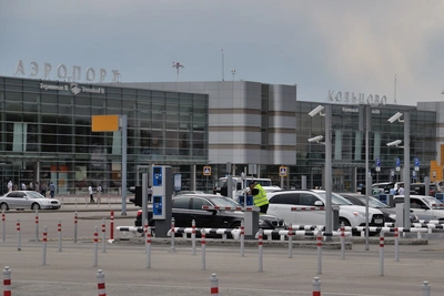 В Кольцово временно перекрыли въезд такси на первую линию парковки