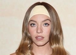 Пока все обсуждают расисткий скандал с Сидни Суини, она снялась для кампейна Jimmy Choo и нашла любовь