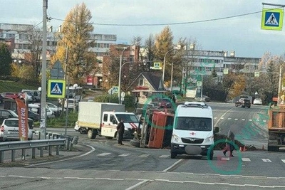 Самосвал с песком опрокинулся в Ленобласти