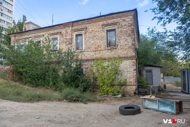 Здание безуспешно пытаются продать уже несколько лет | Источник: Константин Завриков / V1.RU