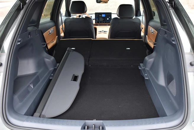 Сиденья можно сложить, но пол получается со ступенькой | Источник: Артем Краснов