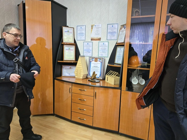 Общение министерского чиновника с главой местного лесхоза | Источник: Семен Коротов-Майбах / 164.RU