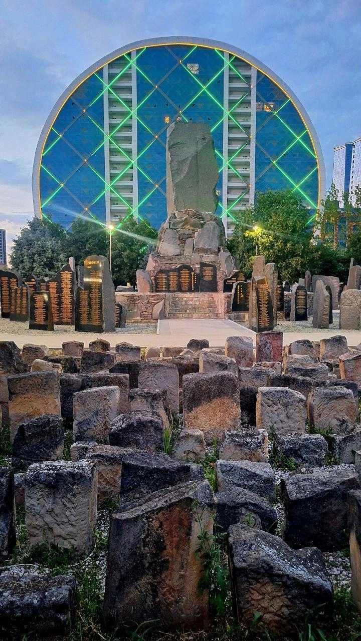 Мемориал памяти погибшим в борьбе с терроризмом. На 38-ми черных камнях высечены имена погибших | Источник: Марина Власова