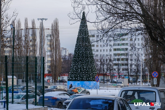 Площадь пока еще не до конца украсили | Источник: Булат Салихов / UFA1.RU
