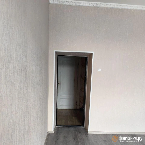 Из комнаты, где сделали ремонт, дверь ведёт в общие помещения старой коммуналки. | Источник: «Фонтанка.ру»