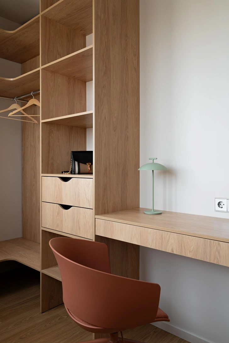 Гардероб, «Верна». Стул, Divan.ru. Лампа, Kartell. | Источник: Александр Бурнатов. Стиль: Марьям Разуваева