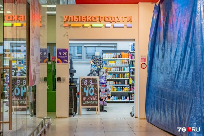 Сразу за бывшим «Лотосом» стоит магазин с косметикой | Источник: Кирилл Поверинов / 76.RU