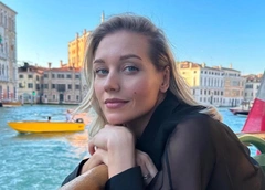 Кристина Асмус получила серьезную травму во время спектакля: теперь она на костылях