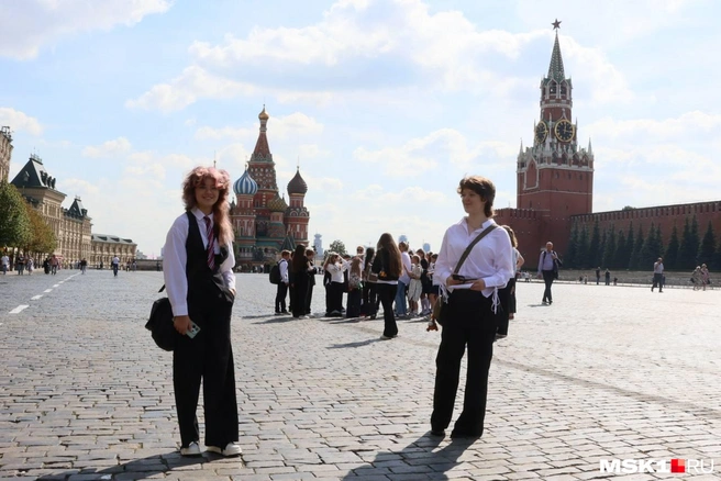 Подростки позируют на фоне собора Василия Блаженного | Источник: Артем Устюжанин / MSK1.RU