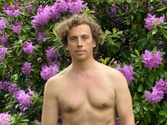 «Энергия зашкаливает»: Максим Галкин выложил фото с голым торсом в рваных шортах