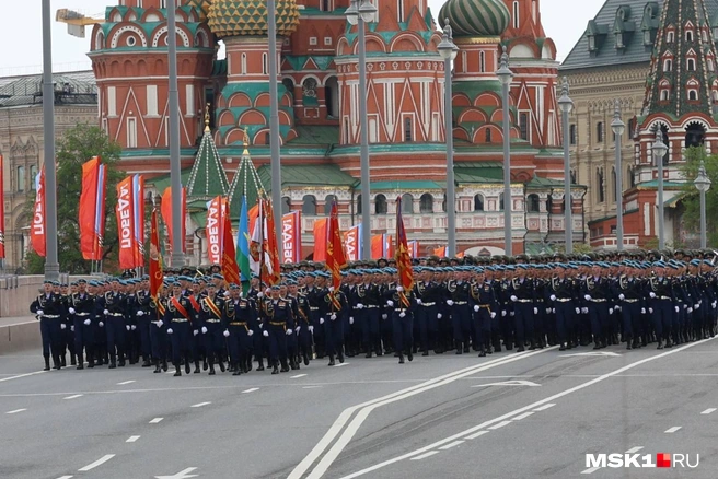 Плотными рядами десантники прошли по закрытым улицам | Источник: Артем Устюжанин / MSK1.RU