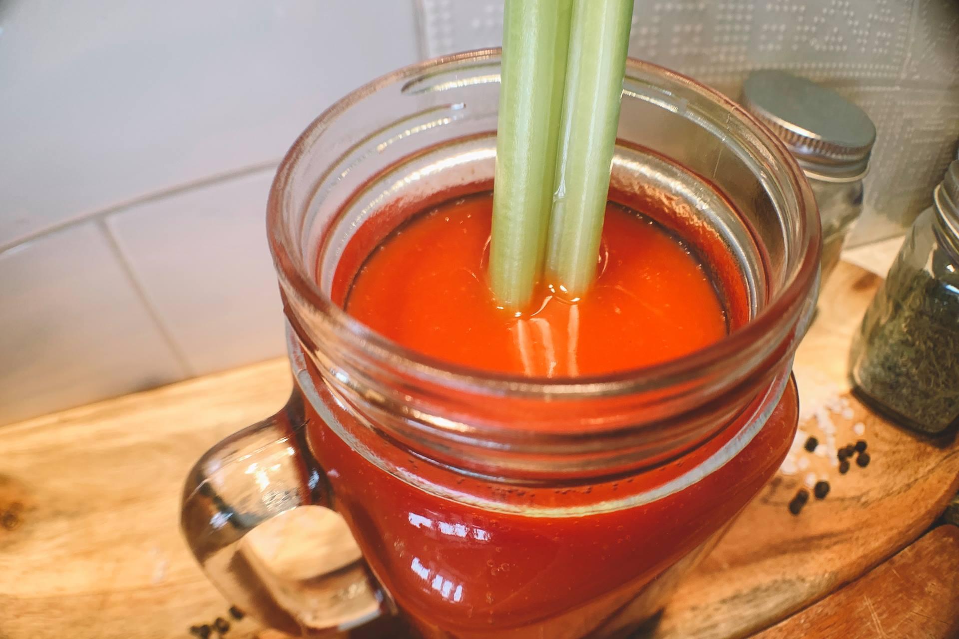 Домашний томатный сок с мякотью. Томатный сок. Томатный сок из томатной пасты. Томатный сок картинки. Томатный сок льется.