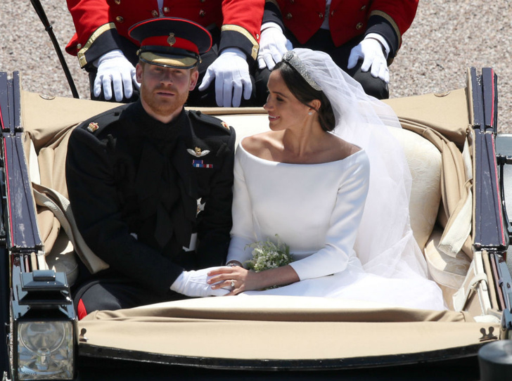 Странный выбор: почему Королева была против свадебного платья Меган