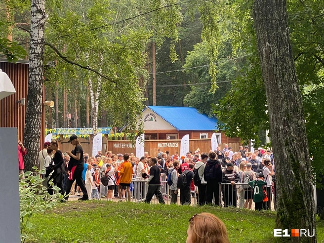 Фанаты выстроились в огромную очередь | Источник: Екатерина Маврина / E1.RU