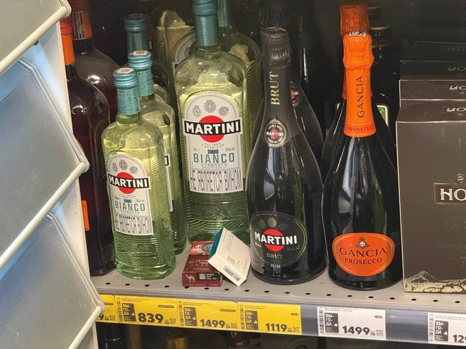 «Мартини» со скидкой в «Пятерочке» — 1500 рублей, столько же стоит и просекко | Источник: Артем Устюжанин / MSK1.RU
