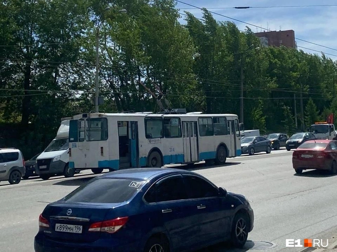 Троллейбусы встали | Источник: читатель E1.RU Кирилл