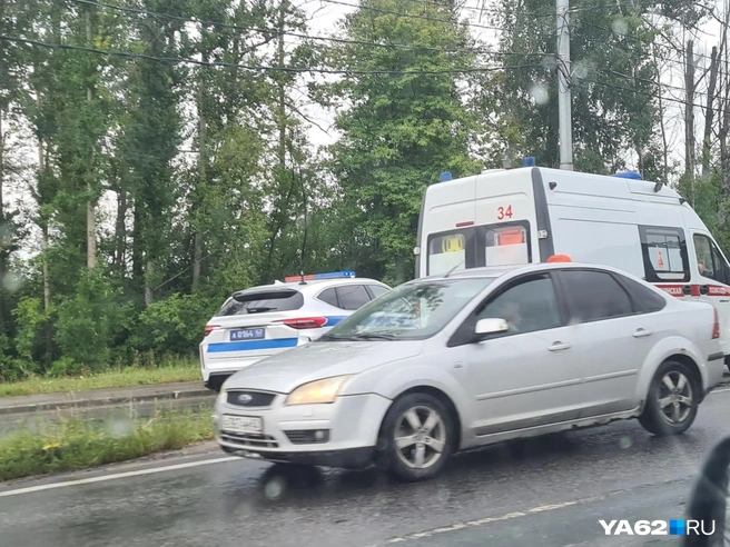 Около поста ДПС дежурили сотрудники полиции и скорой помощи | Источник: Светлана Коновалова / YA62.RU