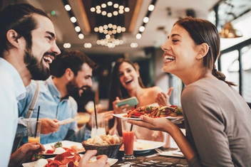 Дружба среднего возраста: россияне рассказали, где можно найти друга после 30 лет