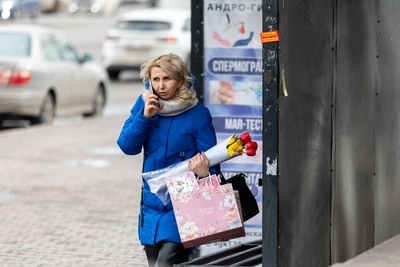 Улицы Красноярска наполнились женщинами с цветами