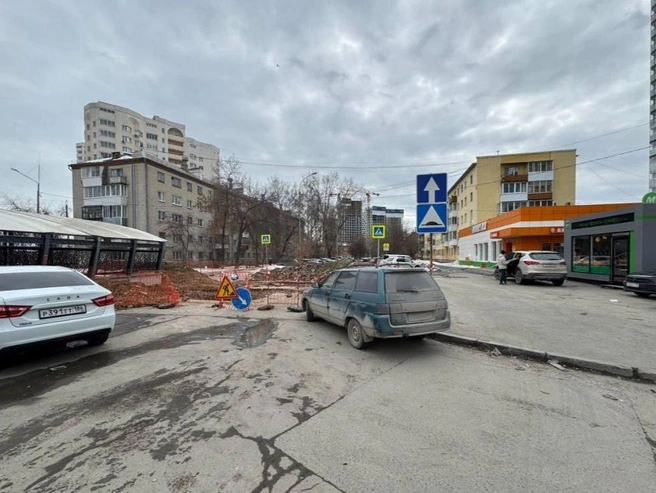 Автомобиль женщины проезжает справа от дорожных знаков, указывающих на одностороннее движение и искусственную неровность. | Источник: читатель E1.RU