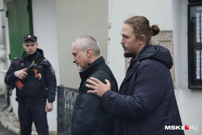 Отца Паши Техника поддерживал пианист и сын художника Никоса Сафронова — Лука | Источник: Дмитрий Толстошеев / MSK1.RU