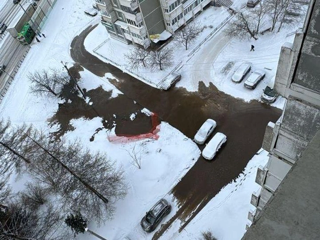 Дворовой проезд полностью залит водой. | Источник: читательница E1.RU