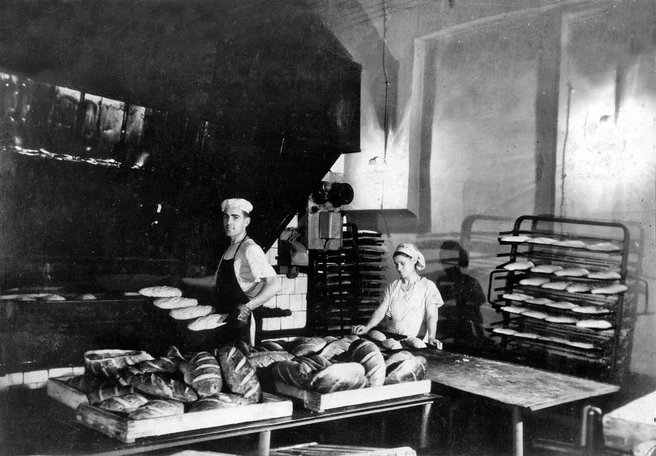 Работники рядом с хлебопекарной печью | Источник: ЗАО «Арзамасский хлеб» / Vk.com