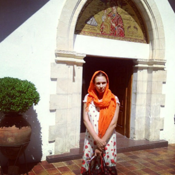 Эвелина Бледанс перед входом в монастырь Троодитисса