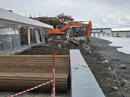 На набережной работает тяжелая техника | Источник: sochi.ru
