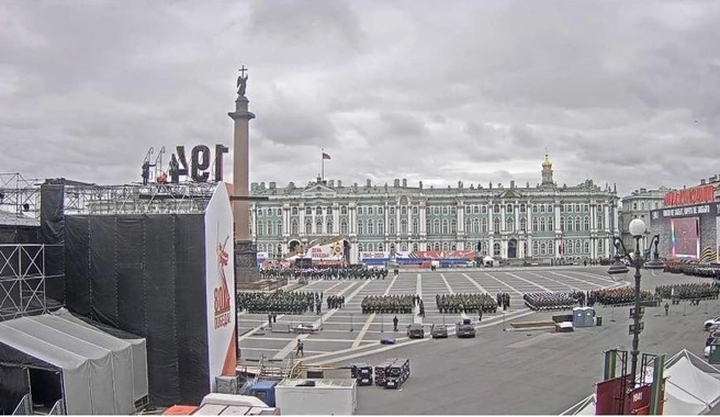 В центре Петербурга заметили перекрытия и парадные построения, копятся пробки | Источник: скриншот веб-камеры на Дворцовой площади Санкт-Петербурга