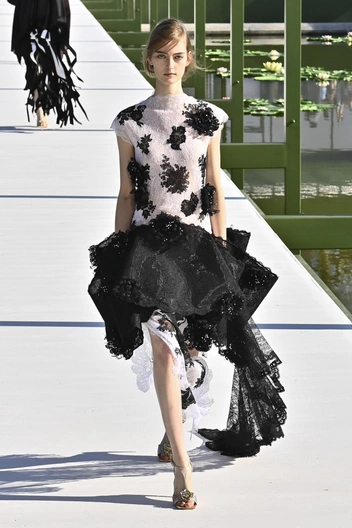 Сад Тюильри как манифест: Джонатан Андерсон продолжает цветочную историю Dior