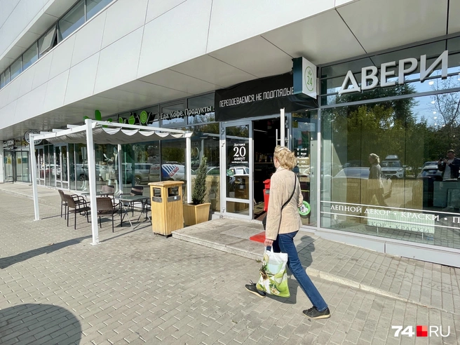 Таблички закутали в баннеры с многозначительной надписью «Переодеваемся. Не подглядывать!» | Источник: Михаил Шилкин