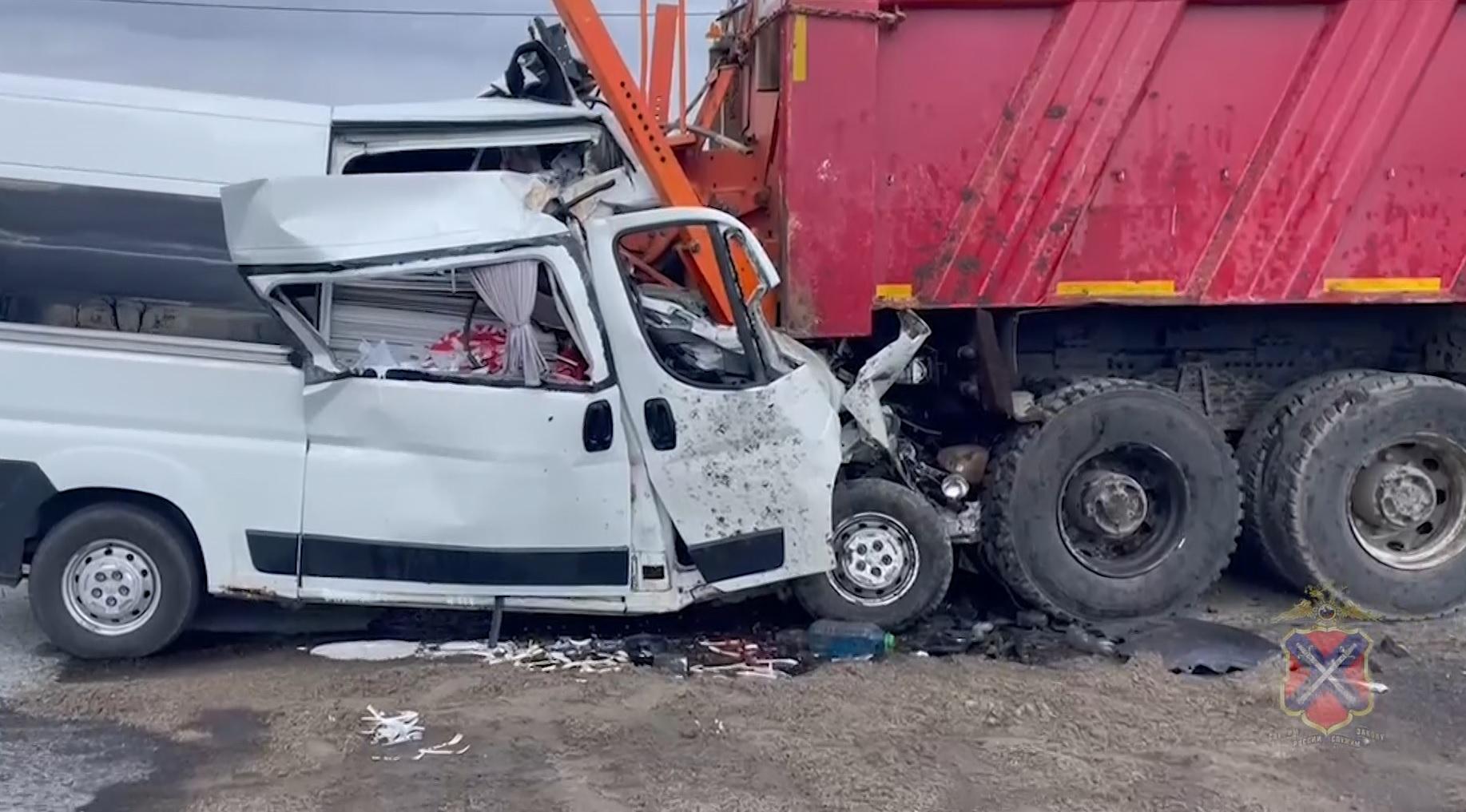 В жесткой аварии на трассе под Волгоградом погибли двое взрослых и ребенок