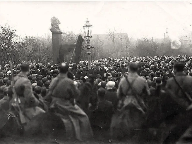 Памятник смотрелся ужасно, что, однако, не помешало на будущий год поручить скульптору Зале новый заказ: на сей раз на гипсового Джузеппе Гарибальди, которого установили возле Московских триумфальных ворот. | Источник: Wikimedia Commons