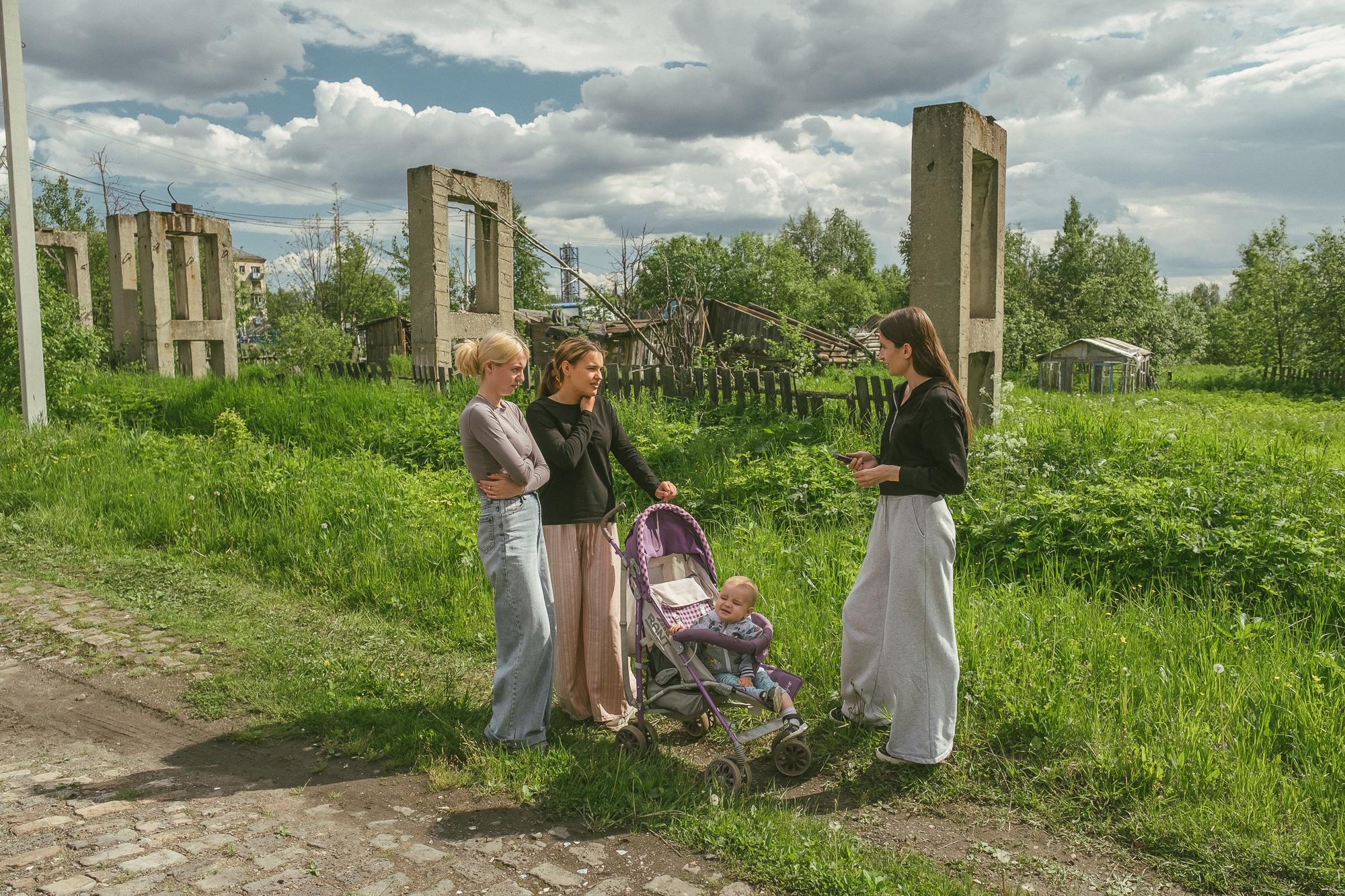 «Не хочется отсюда уезжать»: репортаж из поселка, где живет 345 человек, а квартиры стоят 80 тысяч