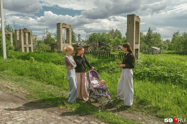 Алена (в розовых брюках) приезжает в поселок в гости | Источник: Василина Любимова / 59.RU