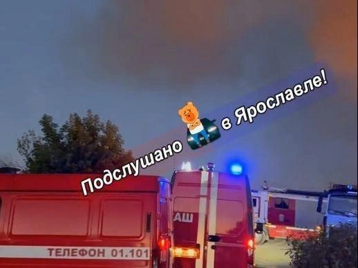 К тушению привлечены несколько пожарных машин | Источник: «ПОДСЛУШАНО в ЯРОСЛАВЛЕ!» / vk.com