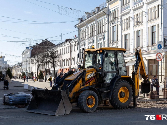 Улица Кирова по-прежнему привлекает гуляющих, но доступ к Советской площади перекрыт из-за работ | Источник: Евгений Кудрявцев / 76.RU 